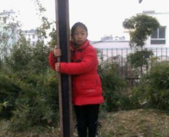 ��Ϊ�������׵�ʱ��������α��ùú������޹�ˤ��Ϊ�˸������ÿ��԰�ȫ�ɳ����ְ�ֻ�ܴ������������Ĵ��򹤡�����2013�꣬���õ��������ڳ����������֫��м���ֻ���ڼ�����򵥵ļ������ðְ�˵���������Ĵ���Ǯ����Ҫ��Ů���β�����ϧһ�д��۸�Ů���β���