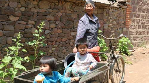 ����73�������Ӣ�����չ�������Ů�����Ķ��Ӷ�ϱ�ڳ���򹤡��������ĺ��Ӷ���ҪӪ����ÿ�������Ǹ�ĸ�Ļ�����ǮҲֻ����ǿ���ڡ�����Ӣ���˾���Ǯ������С���ּ�����ʰ�ģ���ĩ��ʱ����������С���ִ�������ȥ���Ͽ����֡���������ϲ�����ڣ���Ϊ���ڵ�ʱ�����̶�����óԵĸ����ǡ�