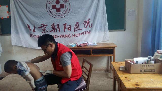 ף����������ר��ҽ���Ŷӣ���2016��5�¶�ȫ�ص�1.1������Сѧ������һ���µĹǿ�ɸ���Ԥ�����̡�ר��ҽ���Ŷ����׶�ҽ�ƴ�ѧ������������ҽԺ�����������ҽԺ������ظ��ױ���ҽԺ��ɡ��˴δ�ɸ�黹����������ƾ֡�����ؽ����֣��Լ�Э��ɸ�鹤����־Ը��������