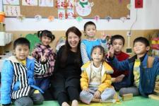 ����Ŀ���¡� С������������룬��ס����ʡ�����أ������������ϰ�����Ȼ�Լ�������ͬ���С���һ����ˣ���޷����ܵ�С����ǵĻ���Ц���С������ȴʼ�չ��ſ��ʵ�Ц�ݡ�С�����ﹲ�����ˣ�������үү���̡��ְ֡����衢����һ��С��磬ȫ�Ҿ�����Դֻ��������������򹤣���ΪҪ��С������10��Ԫ��ֲ���˹����Ϸ��ã�ȫ�Ҷ���������Ȼ����......   2013��С���ɹ����뵽��ʡ���������Ͼ�����������ʡ��������ָ�����Ľ��п���ѵ����Ϊ���ú��ӵõ����õ����ƣ�ĸ�״���С��ס�ں��ڵ�һ��С���������Ȼ�������࣬���ź���һ���콡���ɳ�����С��ĸ������Ŀ����ڸ�����������ࡣ  Ŀǰ������ÿ��������&ldquo;С��&rdquo;���������������ϻ�����200�������ܶ��ͥ��Ϊ�����е�������������ã���������ѵ��������䣨������6�꣩�����Ͼͺ�����һ��Χǽ������Щ����Χ����һ��������������������µ��ǣ����ΧǽΧס���Ǻ����ǵ�δ����  ʱ����׷�������ǣ�Ҳ��׷������Щ���ӣ������ǻ����Եþȵ�ʱ�������ǰ������Ǽ�ʱװ���˹����ϡ�