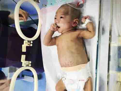 ת����һ��ͯҽԺ���Ϊ�����������Գ��ף��Ž�����������������ǩ��ʱ���������ڶ��¡�ÿ���������㣬��������ҽ��������·�ϵȴ����ڱ�������Ϣ�����õ��Ĵ�һ�α�һ�����顣����������40���죬�������һֱδ����ת��4��28�ձ����ٴ�ת����֢����������վҲվ�����ˣ�ǿ��������ǩ�����֡�