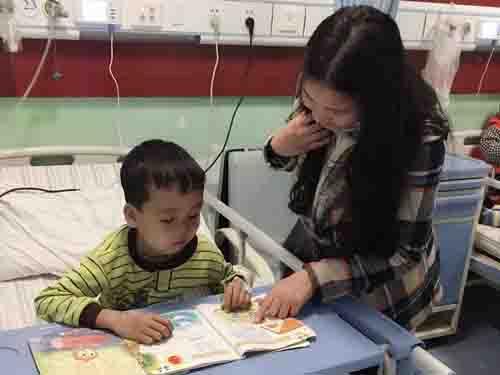 ��ʮ����ǰһ������Ķ��죬�迡����һ��ƫƧ��ũ�����·�߷���һλ����ĸ������ŮӤ���迡���Ⱥ��������������ĺ��ӣ�ȴ������ز�ۡ���Ȼ�����ӿ������ñ���ƶ��ļ�ͥ��ծ���ۣ��������ǰ�������һϢ��ŮӤ���ؼң�ȡ�����Թ���������������