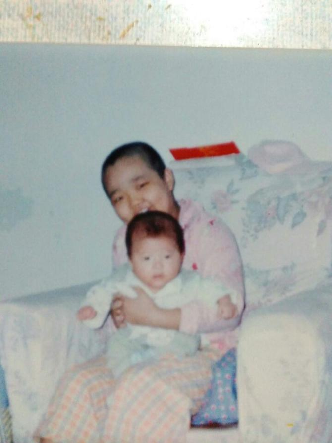 ������ƽ���ĺ�гһ���ˡ� ƽ�����������ͥ������ε����顣����˵��һƶ��ϴ�ˣ����Ѿ����ɽ��ˮ�����Ⱥ��������ľ���ʱ������ȱ����ܰ�����գ��Ӳ��ݵ������ٵ���򣬺��ӵ�ĸ��һֱ����ͬ���������Ĵ���ҽ����ƴ����ÿһ�����������ҽҩ�ѣ���һ�λ���ʱ�������ҹ������Ѿ��Էѻ���26��Ԫ��