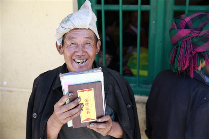 ����ĸ��׽���50�����ˣ�ƽʱ�������һ��ɽ�Ĵ�����˼ҷ���һ������벻��5000Ԫ��ƽʱ��Ҫס�ڱ��˼������֪�����Ӽ������ȶӻ���̨���˻�֤�飬����������ٹ����ˡ���λ������ɣ���ϸ����ڽӵ�����֤���һ���ǣ�Ц�ĺϲ�£�죬���е��˷�֮�����������Ա���