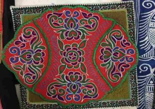 ��������ô��������ǭ�����������ѧУ��ѧ��ȫ��Ϊ�����ϰ���ѧ������������ռ��92%��ѧ���ļ�ͥ�����ձ��Ϊ���ѡ�Ϊ���ú����ǵ�δ�������䣬ǭ�����ؽ�ѧУĿǰ���������ΰ������࣬Ƹ��רҵ��ʦ����ѧ��������һ�ż��գ������ǽ��ų��ڳ��˵��������ĸ�֪Ϊ���Ǵ���������֮���������