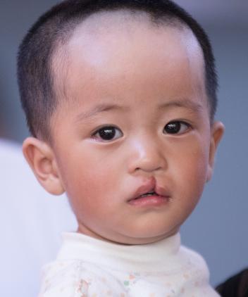 ΢Ц������ƻ�������ɰ�����ʿ���𲢾��ɹ�������������׼���������ܵľ��ж��������ʸ�Ĺ����Ի���ᣬ��&ldquo;΢Ц������Ŀ&rdquo;��ר��Ϊƶ�����������ͥ�Ĵ����Ѽ�ͷ�沿���εĻ����ṩ������ƵĴ�����Ŀ��