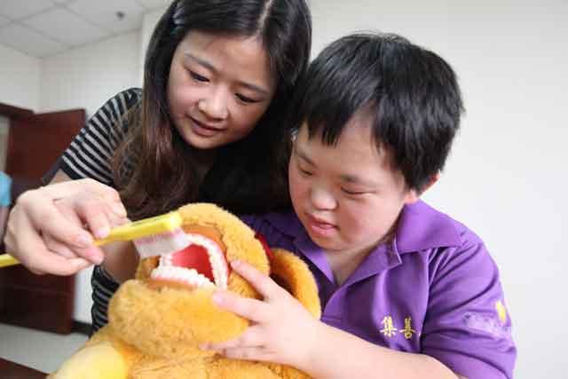 ͼΪ�μ�����Ӫ����̱��ͯ