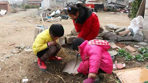 ��ʯ���壬�����ԵĲ˵���������ص�Ů����ģ���Ŵ��ˣ��������ڵ��Ͼ����档����������˵�������������ͯ�����һ����Ȥ��Ҳ�����������׵õ�����Ȥ��