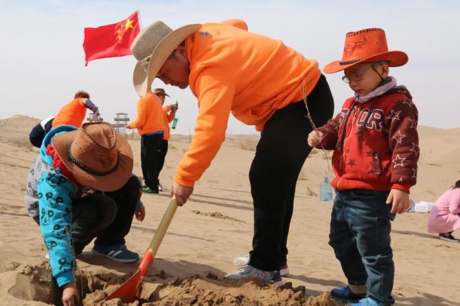 2016��3��12��������־Ը���������������������翪չɳĮ�����6�Σ�����־Ը�߹���700�˴Σ���ֲ����75000�꣬����15000�꣬����15000�ꡣ