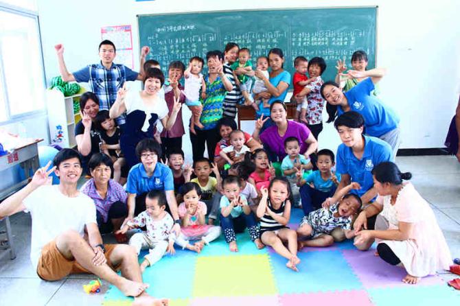 ���Ŵ�ѧ���Ϻ�ŦԼ��ѧ��֧�̻���˳ɹ���֧�̿�����Ӣ���Ϸ�������������ȿγ̣��ܵ������Ǻͼҳ��Ļ�ӭ��ҲΪ��Ժ�ĳ����̵��˻�����������Ժ�����������ݡ��滭�ҡ����ҵȲ�ͬ�ռ䣬���еķ��ݶ�������¥ס������ṩ�����ġ������Ƕ�������Ժ�����ڴ���Ҳ�ṩ�����ܼ���֧�֡�