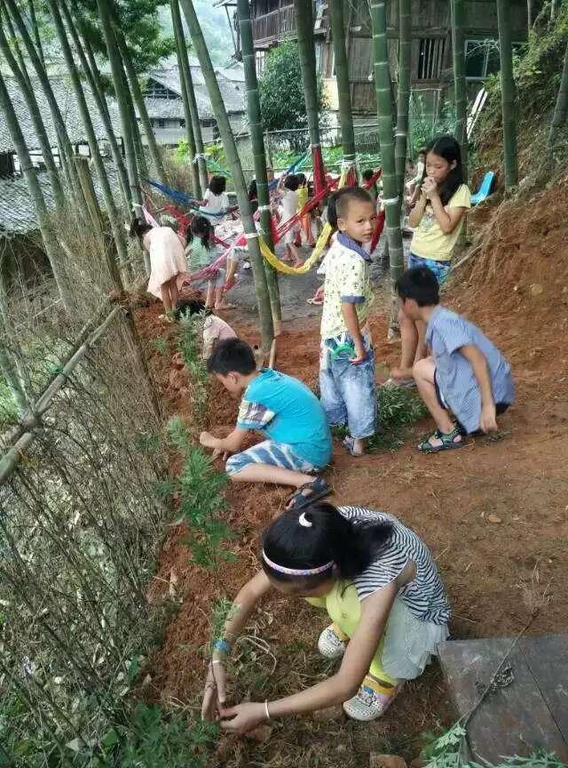 �����ӵĶ�կŮ���ݻݡ���ݻݣ�������������ܳ�ʵ����Ϊ������־Ը�ߣ�����д���¡���Ӱ׬ȡһЩ��ѣ���Ӫ�Լ�&ldquo;��Ӱ��&rdquo;�д������ε���Ӱ�Һ�¿�ѡ�����������һЩ�Լҵ����ز��Ȼ��һЩ���꣬����������͵�����ϣ�����Ǯ�������������԰�ĺ��Ӽ�Ϊ�������˺Ͷ�ͯ����Ӱ��ϴ��Ƭ�ȡ�