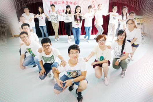 Ϊ����ϡ��������ӡ���Ӳ���豸����������ѵ1000������־Ը��רҵ�Ĺ�������մ�֢�ĸ���֪ʶ��ͬʱ�����������ӡ��ĸ���ʹ�÷���������־Ը�ߣ�־Ը�߽���ϡ��������ӡ���ʹ����󻯵Ľ�����մ����������ת�ļ��������Լ������˳��������߸�����ϰ��ա�