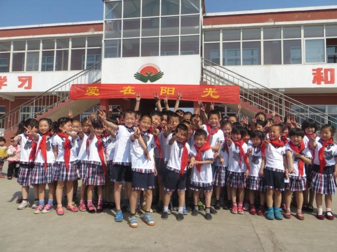 ����Сѧһ�����꼶����107��ѧ�����������ض�ͯ�����׺����Լ��¶�����78�������ѱ���ǰ���ɰ��ĺ��������������ů�гɳ�