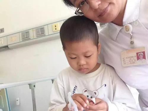 ���Ƕ�����ũ���ǵص���ũ�񣬼�������ʮ����Ĺ��ţ����Ƿ������Լ�����Ů��һ�����ӹ�7�ˣ��������岻�ã���Ҳû�й�����ֻ���ڼ��չ����˺ͺ��ӣ�ƽʱ����ֻ���ɷ�һ������ش�ά�֡�ֻҪ����һ��ϣ��������Ҳ���������