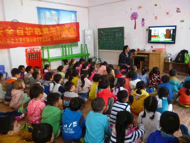 ������˵����չ��������ȫ�����ķ�ʽ����Ϊ4�ࣺ1���ۿ���ͨ��Ƶ��PPT��ʾѧϰ������֪ʶ��    2��ģ�������ͯ���������ǵ�Ӧ�Է�ʽ��3��ͨ����Ϸ��ʽ���ⴳ��Ӯ��Ʒ�����̷�����֪ʶ�� 4�����ŷ�����֪ʶ�ֲ����ͯ����ǿ�ҳ�Ԥ����ͯ���յķ�����