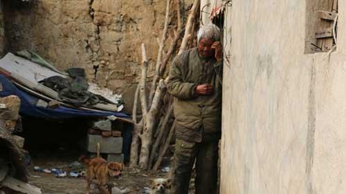 �ܷﻪ���˽����Ѿ�83������ˣ����Ծ�ס��һ��СС�������û�����˵��������޿������������ƾɵ��ް��ͽ��µ�Ь�ӣ�����ʰ�ĵ����ġ����˴�С����С����ԣ����߶������ѣ���Ϊ���ԭ����һֱ�����ҵ�ı���Ĺ�����ҲȢ����ϱ������Ϊ�¶�����ֻ�ܺͼ�������ֻ���˹�����Ϊ����