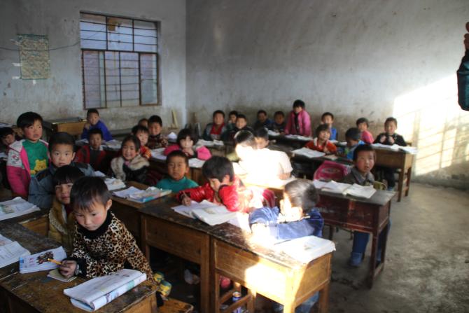 ���ڴ����Ǽƻ������ڵ����е����ض�ͯѧУ���輯ͼ���Ķ�����ý����ҡ���ȫ����������һ�������С�ݣ��ֲ�������ض�ͯ�ڿ����Ķ�����ý��ѧϰ����ȫ����֪ʶѧϰ�ȷ���Ĳ��㣬Բ�����ǵ��߲�ͯ���Σ����������ǽ����ɳ���