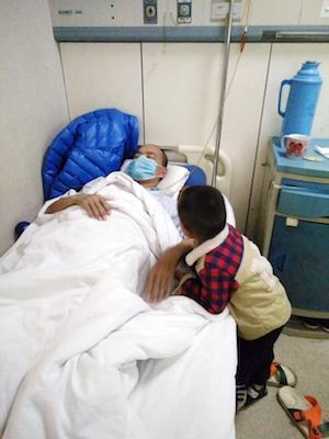 ÿ���Ҷ�Ҫ������ȥҽԺ�չ����Ϲ����ߵ�ʱ����Ӿ�һֱ�����ҿޣ����������·������֡�˯��ʱ����һֱ����: �ְ�Ϊʲô���ؼң���绰�ðְֻ����ɣ�ÿ��������Щ���Ҷ����ܵ�Ҫ����ǿ����ˮ��ֻ�ܺͶ���˵���ְ������ˣ�Ҫ��ҽԺ�����ҩ��������ͻ����ˣ�