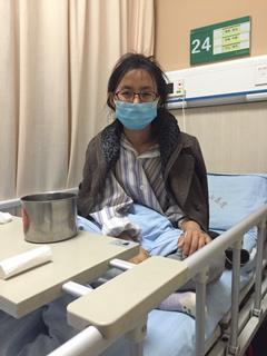 �����Ƶĸ�ĸ����ũ��û�о������룬����Ψһ�ľ�����Դ�ǵܵ���������ڽ��ò�ǰ���ܵ�������ͽ���Ⱥ��ѧ��ҵ����Ϊ��ͥƶ��Ϊ�˴�����˵�ѧ���Ѿ�Ƿ�˲�����ծ��2��14���������Ƹ��׽�����1��ԪԤ����סԺ�Ѻ�ҽҩ�ѣ����Ǹ߶�Ļ��Ʒ��õܵ�ͷʹ���ѡ�