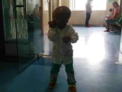 ����ÿ���ϻ��ƶ���Ҫ5��7�죬ÿ����Ҫ��20Сʱ�����룬��ĸֻ���ְ���ҹ���أ���ƶ����Сɽ�忿��������ά�ֵĽ�����Ҳ������������л��ÿ����ֻ����15�콨�������΢���Ĺ��ʲ�˵��ҩ�ѣ�����������Ѷ���Ӧ���ϣ����������������Ʒ��Ѿ���ȥ21��࣬�󲿷ֶ������������ѽ����ġ�