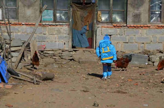 С������������λ������ʡ��ɽ������أ�������ȥ���ڷ�����ů��ʱ������һ�꼶��С���ѣ�һ���˾�����������һ������ĵط����ڵõ�������ů��֮ǰ����������һ���ǳ��ಢ��¶�Ŷ����ް���