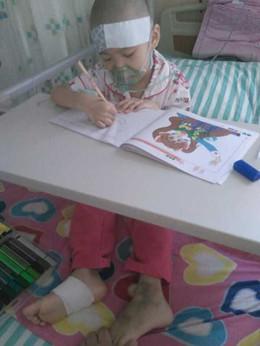 СС����������ǿ�Ǹ�ĸ��ֵĶ��������ΰ˸��µľ��η���40�����ѽ����л������ʽ𼰰�����ʿ�ƿ�ľ����Ѳ���һ����ͨ�ļ�ͥ���ܳ��ܣ�������ĸΪ�չ˺��Ӿ��Ѳ������κξ�����Դ���������ƾ޴�ķ���ȱ��ʹ����һ�Ⱦ������뵽�˷�������ÿ�ο���Ů��������ǿ��С������ĸ�����������