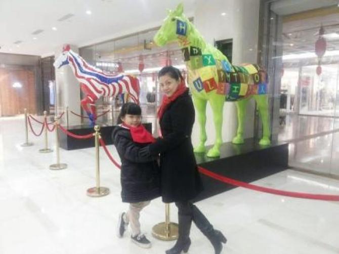 ��ЦЦ��ͬ��С����ϲ��������һ���Ӱ�ˣ�ƽʱ����������ú����ƣ�����һ�Խ���һ��������΢Ц�Կ����µĲ�ħ�����ÿһ�����ⶼ���԰���һ��ճ���Ǽ�ͥ��ʱ��ȴ������ʹ������ĵ�ƣ���������������������������Ƶļ�ͥ��������ÿһ��С��ͥ���ӵ���Ǣ��ů��