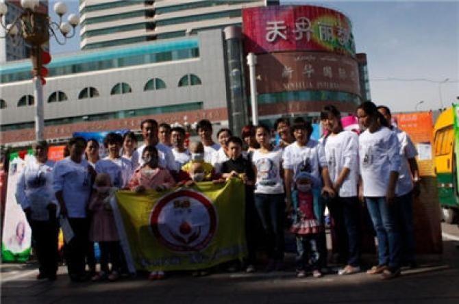 ���������ǡ� �½�949��ͨ�㲥������Ѫ���˳�����2012��8�£����½�949��ͨ�㲥��̨������Ҫ�ǰ����½������ش󼲲����ߡ�ѪҺ�����ߡ�ͻ���¼��Ƚ�����Ѫ�����˳�Ա�����Լ���Ѫ���ӵ�������Ϣ�󣬻��������Լ�����Դ������ᷢ��������Ϣ��Ŀǰ������֯����1500����־Ը�ߣ��ӳ���֮����Ŀǰ�Ѿ�½��������200�������ߡ�