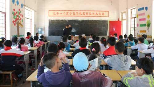 ���˵ĺ����統�ҡ�ƶ����ͯ�����磬����֪��ֻ�кú�ѧϰ�Ժ���ܹ��Ϻ����ӡ�����һ��һ���ѧϰ�����ǽ����أ�����ģ���ˣ��ڰ��ϵ��ֱ��ңԶ��ԭ���������۾���ð�������