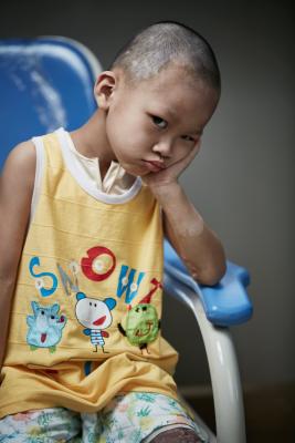 �����������ĸ�ĸ�������������������µĺ��ӣ�һ��6���˵��ص�ȫ�������¹�ְֵ����ϡ�������˾����������Ҳ��2000��Ǯ�����ӹ���һֱ���Ͱ͵ģ��¹���������������˶����ˡ�����ҽ��˵�����Ʒ�����Ԥ�㣬��������һƬ�հס�