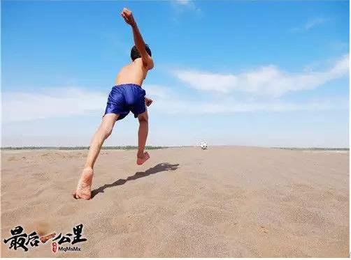 ˭�³������ˣ���Ь��С���Ӿͻ�˵&ldquo;�����ҵ�Ь���㴩��&rdquo;���е�ʱ��Ь���ܴ��е�ʱ��С�����Ų��Ͻŵ�Ь��˿��û��Ӱ�캢����ϲ�������˶���׷��������������顣��ɳĮ���&ldquo;����&rdquo;�ϣ�������Ŭ��׷��������ƴ��ȫ�����ܣ�������������ˣ����������������ϵ�ɳ�ӣ��ټ������ܡ�