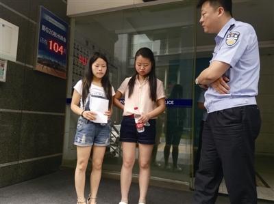 �������ϣ�������ϵ�������޵�����ҽ��&mdash;&mdash;��ž�������ҽԺѪҺ�Ƶ�����ҽ������ҽ�����ܣ��������������Ǽ����ܰ�ϸ����Ѫ��������������Ʒ�ʽ���ǹ�����ֲ��Ŀǰ���ܼܵ��ѿ��Ĺ������ͳɹ������������ر����룬��������ֲ������������30��Ԫ���ҡ���������6��30�֣������������ߴ����绰��&ldquo;���������ں��ݶ�վ�أ������7��45�ֻ������ĳ�Ʊ��&rdquo;������˵������ϣ���Լ��Ĺ��������ܹ��ɹ����ܱȵܵܵ����ͽ�������룬&ldquo;�������ܾȽ������ˡ�&rdquo;�������������ֵ�����ȥ��&ldquo;���ǣ�û��Ǯ����ô���أ�&rdquo;