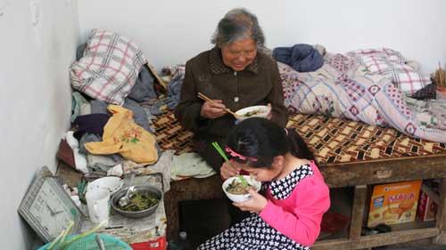 ��ѧ�����87�꣬�������صķ�ʪ�Թؽ��ף�ֻ�ܳ����Դ���������һ���˻�Ҫ�����չ˽������Сѧ���꼶����Ů����ܿ������ܿ�İְ�������ǰ������ȥ��������˾��������Ϊƶ�����ٳ��ò����⳥��С��ܿ��ĸ�����ܲ��˼�ͥ�Ŀ��ѣ���ҳ�������δ�顣����������ֻ�ܿ�ÿ����100���ҵĵͱ����