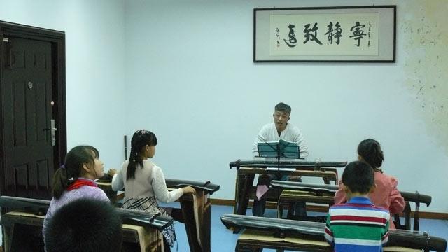 ֣��������֮��־Ը�������ģ���һ����˽�˷���������־Ը��Э���ķ�Ӫ��������ѵ�ּ࣬��Ϊƶ����ͥ�����϶�ͯ�ṩ���ѧϰ�����Ļ��ᣬ���������ҵ������ϣ����һ��ı��֮·���������Ǽ�ͥ�ľ޴�ѹ����