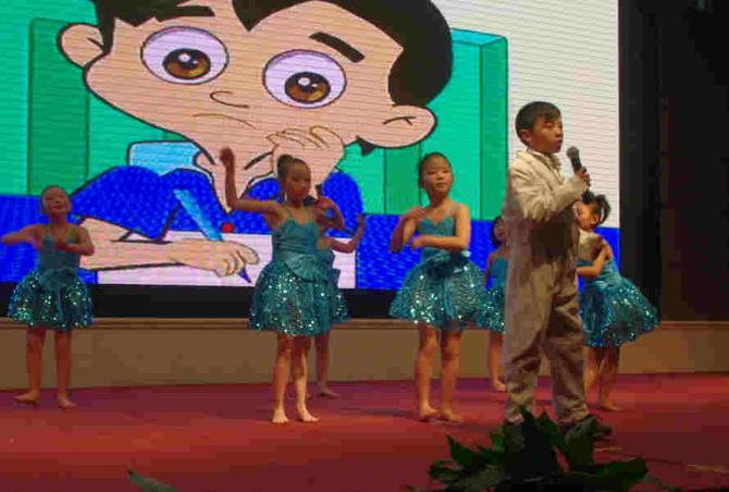 ��Ŀ��ͨ����ᰮ����ʿ��֧�֣������д��ӵ�ѧУ��������������������֯־Ը���߽�ѧУ��չ&ldquo;���볪������&rdquo;��Ŀ���������ӵ�ѧУ��������ѧ�ᳪ�衢ѧϰ�򵥵��������࣬����վ����̨�������ְ����衢�����������ǵİ�����ʿ����������������