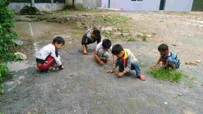 ѧУ�Ĳٳ����ݲ�ƽ����ʯ��ᾣ�180����Сѧֻͯ����ɰʯ����������⣬ѧУΨһ�Ļ�����������ʯ���Ǻ�������õĻ�顣��Ϊƹ����̨��Χȫ�ǰ�͹��ƽ��ʯ�飬ˮ����̨���˹¶��İ��衣