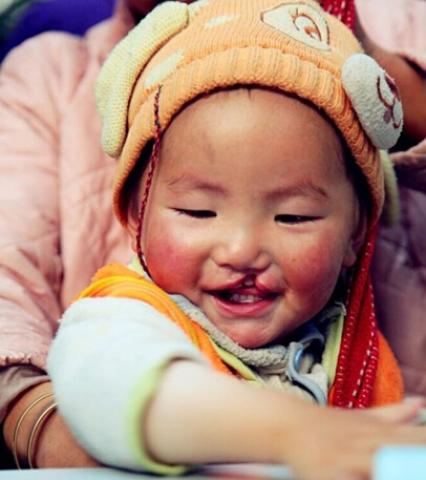 ���ǣ��Ǳ��ϵ����ǹ��ĺ��ӡ����������Ե�ȱ�ݣ�����ĬĬ���������˴������ǵĳ�Ū������˵�������Ҵ���Ц�����Һ�ͬ�����棬����ĬĬ��ͷ�����Լ��¶���Ӱ�����顣