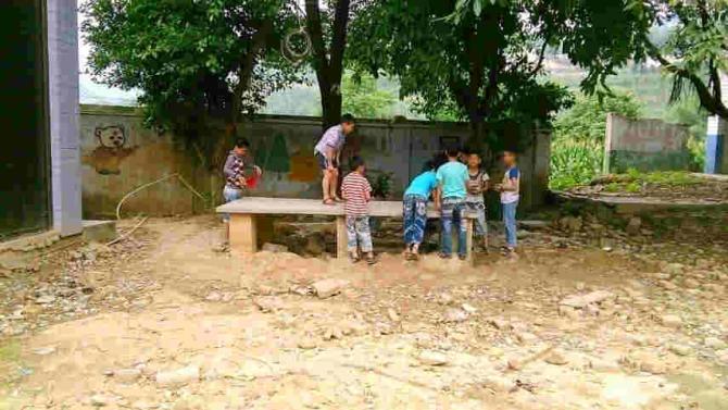 ѧУһֱû�а칫���Ժʹ�ӡ�����������ˣ���ʦ�ǰ칫һ���ֳ���һ�ٶ�ʦ���Ŀ����칫���Ѿ���������90����Ĳ���¾ɶ����ã����޲�������Ȼ���ʹ�ã��������ýų�סҡҡ�λεĿ����β��ܺú�д�֡�