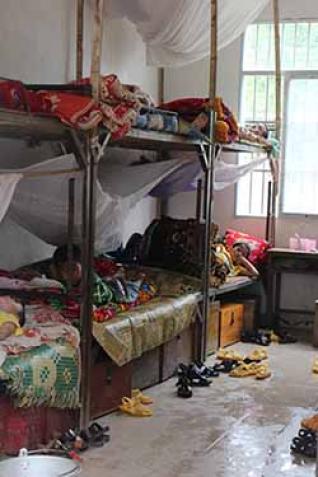 ����Ŀ������ ����Ŀ�����л������ͯ�������ƻ���ᡢ����������֯��·Ӫ��ͬ����Ĺ����ж���ͨ��ÿ��һ����ů��˯ǰ���£����¶����סУ�ĺ��Ӷȹ�ÿ��ҹ�����Ը������ǵ�˯ǰ״̬�����Ľ�����  ��Ŀ������ʾ��˯ǰ���²���Ϊ�����Ǵ�ȥ�����õ�˯�ߣ�Ҳ�����˺����ǵ�����������������߶�ͯ���Ķ���д��ˮƽ��������д���������ز�Ҳ�ḻ�����࣬�߶���ͬѧ���������£�סУ�ĺ��ӻ������ǹ�ͬ������