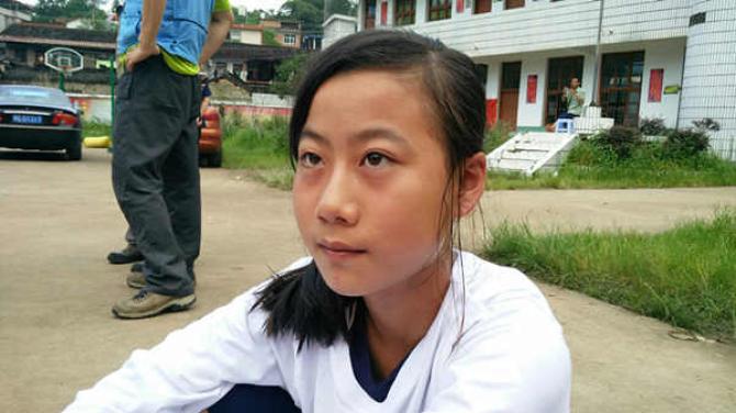 �����������÷��Ů������13�ꡣ���ﱻ�Ͷ��׶�ߣ����ǵ�һ��������˴�ĺ�ˮ������öණ���������ߣ�û�в����ס��յ�Ҽ�����ͯ��ů������·�ʱ���ر��ģ����ֵ�ʱ���ǽ���˵��·����������������Լ������·��ˡ�