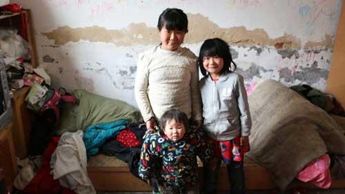 �����ս�����ˣ����׳���򹤣�ĸ��ȥ��������үү����һ�����8������õ����ջ�������Ա�֢����������Ů������һ�Բ������Լ����Լ�����һ���졣����һֱһ�����棬үү����Ҳæ��ũ�������ô�������ǵ���Ů�������յ����Ա����������ͬ��ĺ��ӽ��������ܹ������ı����Լ�����Ҫ��