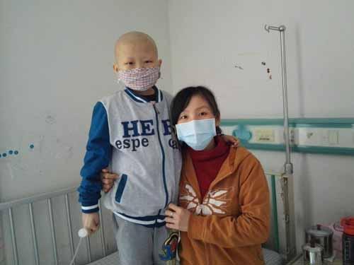 �ڿ���סԺ���Ƶ�8���Ƴ��У�С�ܵİְ�ÿ�����๤����һ��ʱ�䶼���Ҽ�ְ��ֻΪ��׬��Ǯ�����Զ���һ����ӵ����Ʒѣ���С������ÿ�����ϸ���չ˺��ӣ���һ���Ĵ����˽�Ǯ������������ά���ſ��ܵ����ơ���סԺʮ�����£��ѻ���Լ40����