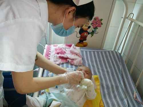 2��1������˳�������θ���������� 2��29�����Ͼ���4����Сʱ��ɵڶ��ڵ�ʳ���Ǻ�������������ת����¥PLCU����10�����������ת����¥�����������֢�໤�����㻤��������ţ���r������ת�����ڽ�ʳһ��ʱ�䣬�⿿Ӫ��Һά���ţ����Ե��±������ص�Ӫ��������