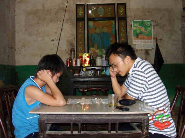 С�Խ���߶���16�ꡣ��������˵��������������Ӫ֮���������࣬��ǰֻ���Լ��棬��������˵����7��ǰ�����죬������ĸ����������Σ�ȥ�ӱ�׽�з���������ڴ��Ϻ�����������º͵�����ѧУ��ĸ�����ǽ���ѧӢ����ĵ����������ܡ�����ʼϲ���ͱ���һ���档��֪����Ҳ�кܶ�ϲ�������ˡ�