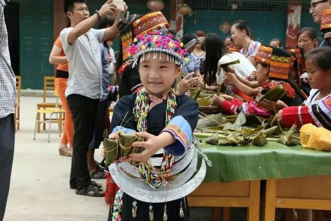 ע������ɽ������Сѧ��Уѧ������Ϊ1064�ˣ�Ϊ����������������У����;��ѧ���ʴ�����Ԥ������У��Ϊ1100�ף��۸�Ϊ100Ԫ&times;1100��=11��Ԫ������������ȡ��Ԥ���5%��2200Ԫ����Ϊ������á����ƣ�115500Ԫ��ÿ���·�100Ԫ���������