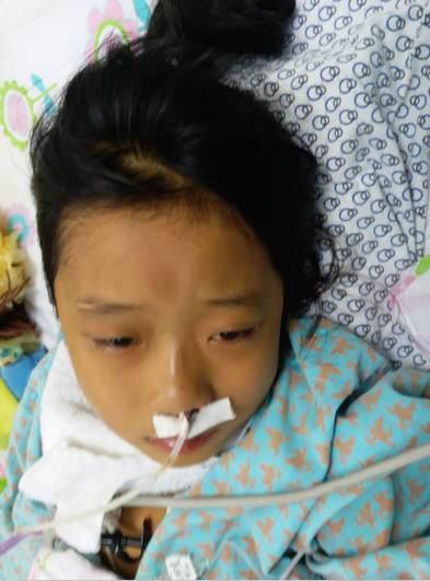 2016��9��27�գ�����ѧУ�Ͽε�����ͻȻ�����ۣ��ڻؼҵ�·;���ֳ���Ż�²������������ӡ��ؼҺ�����ʹ���Ů��ȥ������������ҩ�����Բ�����ת����������ִ�����ȥ�˱������ҽԺ��261ҽԺ������Գ�θ��Ϊ��Ͻ����ֻ������������ҩ���������״����δ��ת��Խ��Խ���ء�