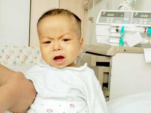 �ո���ʮ�����־����Ȼ����˸�������������������Ժ�۲���ʮһ�죬���ӵĴ�������ǰ�ɫ�ģ��������ظ���ָ��Ҳû�лָ�������ֵ�����Ҿ�����������Ϣ���ٴν��٣�־�Եĸ�����������Ч���ա�վ��ҽԺ���������ļ������ſڣ�С־�Եĸ�ĸ�����������ޣ���Դ��ᣬ��֪����·����������ȥ��