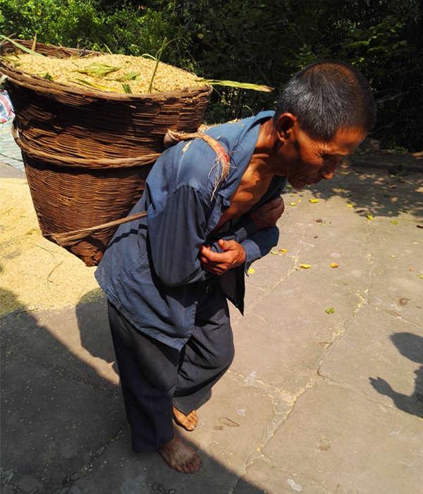 �Դ�����������76������үүΪ�˼�����ͥ�ľ���ѹ��������ȥ�������˲�����أ�����Щũ���Щ���롣�����ս����ݵ�үү����������ĬĬ���ᡣ