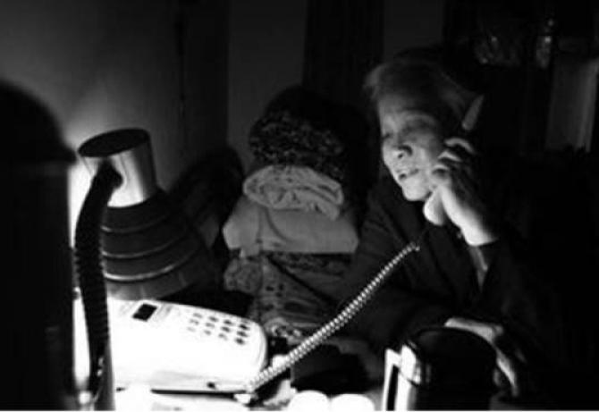 【守着电话，守着亲情】王奶奶不会用手机，每天晚上守在电话旁等待铃声响起，等待子女随时可能打进来的电话，或许是她觉得最幸福的事情。电话那头嘈杂的声音，是王奶奶渴望的一家人一起生活的其乐融融，王奶奶看不到，只能守着电话，守着亲情。