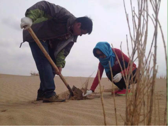 ͬʱ��չ��ѧ������ʵ�������֯���ظ�У��ְҵѧУѧ��ʵ�������У������ѧ��300�˴Ρ�